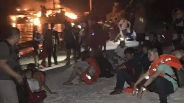 Kebakaran kapal feri MV Lady Mary Joy berpenumpang 200 orang lebilh di Basilan, Filipina selatan, Kamis pagi, 30 Maret 2023.(Philippine Coast Guard/AP)