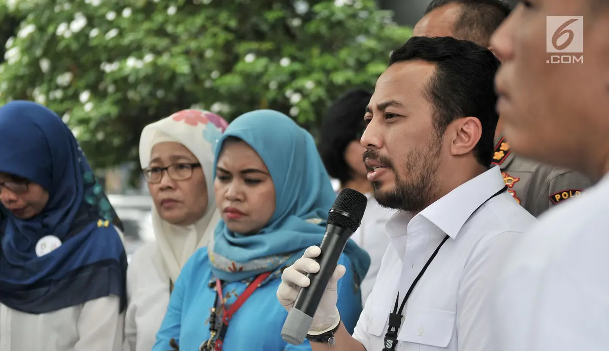 Wadirkrimum Polda Metro Jaya AKBP Ade Ary memberi keterangan saat rilis praktik prostitusi di Mapolda Metro Jaya, Jakarta, Rabu (8/8). Polisi menyita barang bukti uang tunai Rp 1 juta dari PSK, tiga hp, dan dua kondom bekas. (Merdeka.com/Iqbal Nugroho)