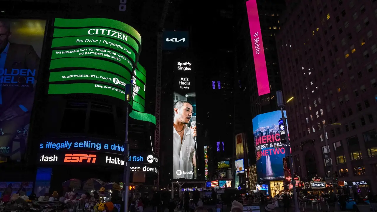 [Fimela] Aziz Hedra di Times Square New York