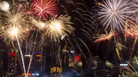 Kembang Api Spektakuler Pukau Warga Hong Kong
