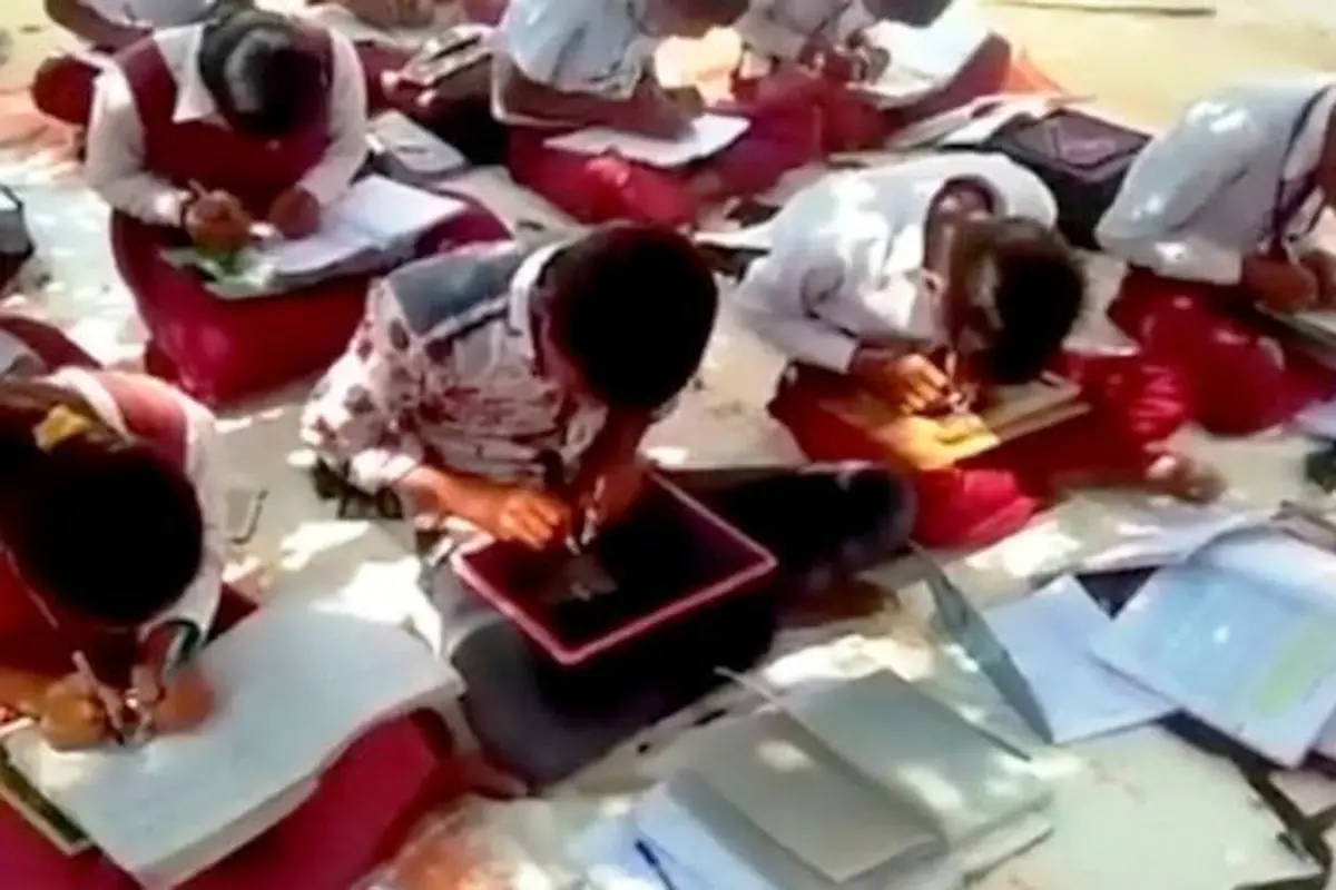 Sekolah Ini Klaim Semua Siswanya Bisa Menulis dengan Dua Tangan