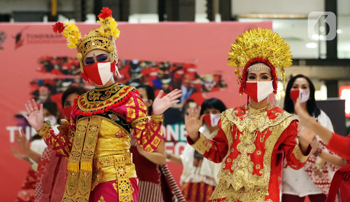 Penari mengenakan pakaian tradisional menampilkan tarian khas daerah-daerah Indonesia dalam acara "Tunjukan Indonesiamu, Satukan Negeri" di Jakarta, Sabtu (15/8/2020). Acara yang digelar virtual tersebut untuk mengampanyekan budaya Indonesia dan memperingati HUT ke-75 RI. (Liputan6.com/Johan Tallo)