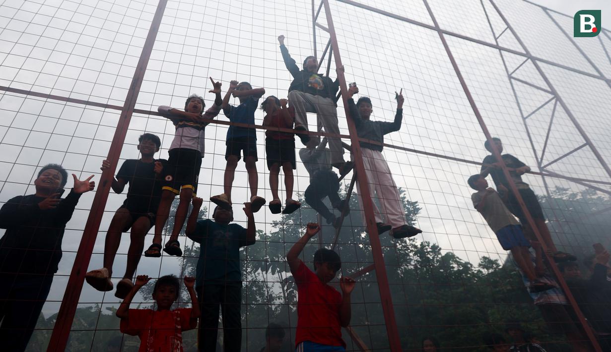 Kehadiran Jakmania di Training Ground Persija tersebut sebagai bentuk motivasi dan tradisi yang sudah dilakukan sejak beberapa musim terakhir jika akan berhadapan dengan Persib. (Bola.com/M Iqbal Ichsan)
