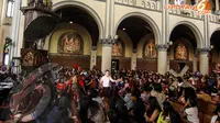 Para jemaat tertegun melihat teaterikal prosesi Tablo Jalan Salib di Gereja Katedral, Jakarta, Jumat (18/4/2014) (Liputan6.com/Faizal Fanani).