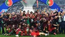 Pemain Portugal berpose dengan trofi Piala Eropa 2016 di Stade de France, Saint-Denis, Senin (11/7/2016) dini hari WIB. (AFP/Philippe Desmazes)