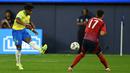 Pemain muda Brasil, Endrick (kiri) menendang bola dibayangi pemain Kosta Rika pada laga Grup D Copa America 2024 di SoFi Stadium, Inglewood, California, Selasa (25/06/2024) WIB. (AFP/Pattrick T. Fallon)