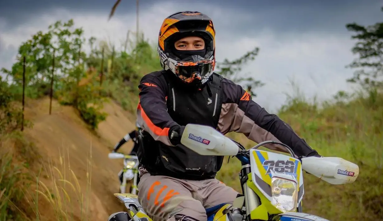 Tengah menikmati hobi ekstrem, adik mendiang Olga Syahputra ini seringkali menggeber motornya bersama dengan komunitas pecinta motor trail. Penampilannya saat naik motor terlihat gagah dan macho. (Liputan6.com/IG/@bilsky16)