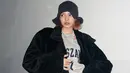 Tampil dengan kaus abu-abu, Lisa Blackpink pun terlihat menambahkan jaket tebal berwarna hitam senada dengan topi yang digunakan. Bahkan, dalam penampilannya ini ia tak menggunakan aksesoris berlebih namun tetap memesona. (Liputan6.com/IG/@lalalalisa_m)