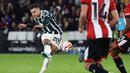 Pemain MU, Diogo Dalot (kiri), menendang bola ke gawang Sheffield United yang membuahkan gol dalam laga pekan ke-9 Premier League 2023/2024 yang berlangsung di Bramall Lane, Inggris, Minggu (22/10/2023). (AFP/Darren Staples)