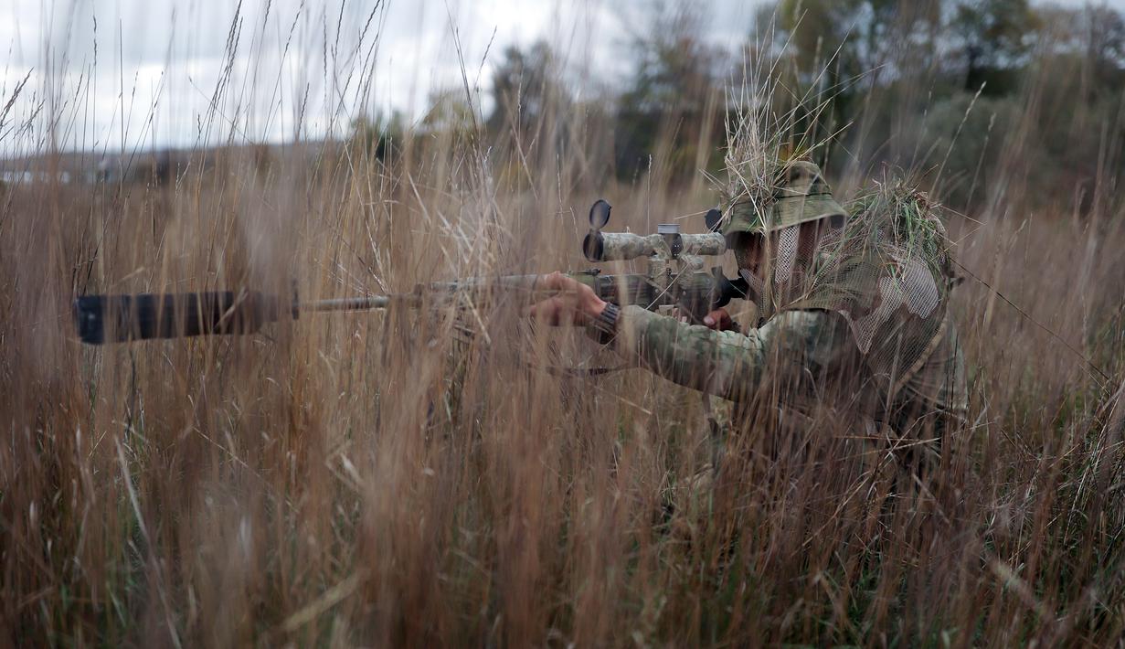 Seorang rekrutan memegang senjata saat pelatihan militer di lapangan tembak di wilayah Krasnodar, Rusia, 21 Oktober 2022. Presiden Rusia Vladimir Putin beberapa waktu lalu mengumumkan mobilisasi militer parsial. Akan ada 300.000 tentara cadangan dikirim berperang ke Ukraina. (AP Photo)