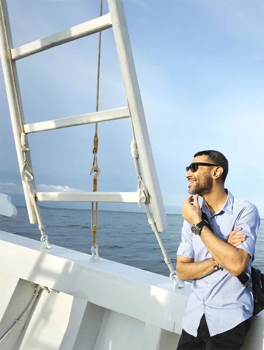 Didi Riyadi di atas Kapal Phinisi pada Kamis (13/2/2020) yang berlayar dari dermaga Baywalk, Pluit, Jakarta Utara. (Bambang E Ros/Fimela.com)