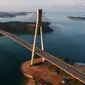 Foto udara pemandangan dari jembatan Barelang di Batam, Kepulauan Riau, Senin (7/5). Enam buah jembatan megah ini merupakan proyek vital sebagai penghubung jalur Trans Barelang yang membentang sepanjang 54 kilometer. (Liputan6.com/Arya Manggala)