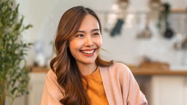 tersenyum bahagia baju orange manis