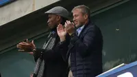 Mantan Pemain Chelsea, Didier Drogba  dan Pemailik Chelsea, Roman Abramovich merayakan kemenangan Chelsea atas Sunderland di Stadion Stamford Bridge, London, Sabtu (19/12/2015). (AFP Photo/Ian Kington)