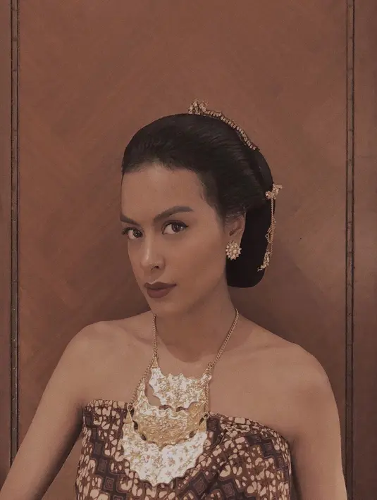 Nah, ini Eva dengan pakaian daerah juga. Mirip dengan gaya ibunya tadi, kan? Tatapan matanya yang tajam membuat keduanya nampak mirip. (Liputan6.com/IG/@evacelia)