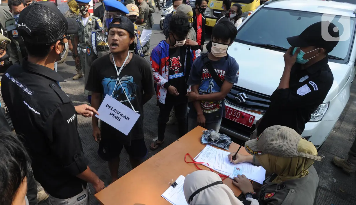Petugas gabungan mendata warga yang tidak mengenakan masker saat Operasi Masker Gabungan di Perempatan Ciawi, Bogor, Kamis (10/9/2020). Razia masker yang dilakukan Pemkot dan Pemkab Bogor ini menyasar warga yang tidak mengenakan masker dengan denda sebesar Rp 100.000. (merdeka.com/Arie Basuki)