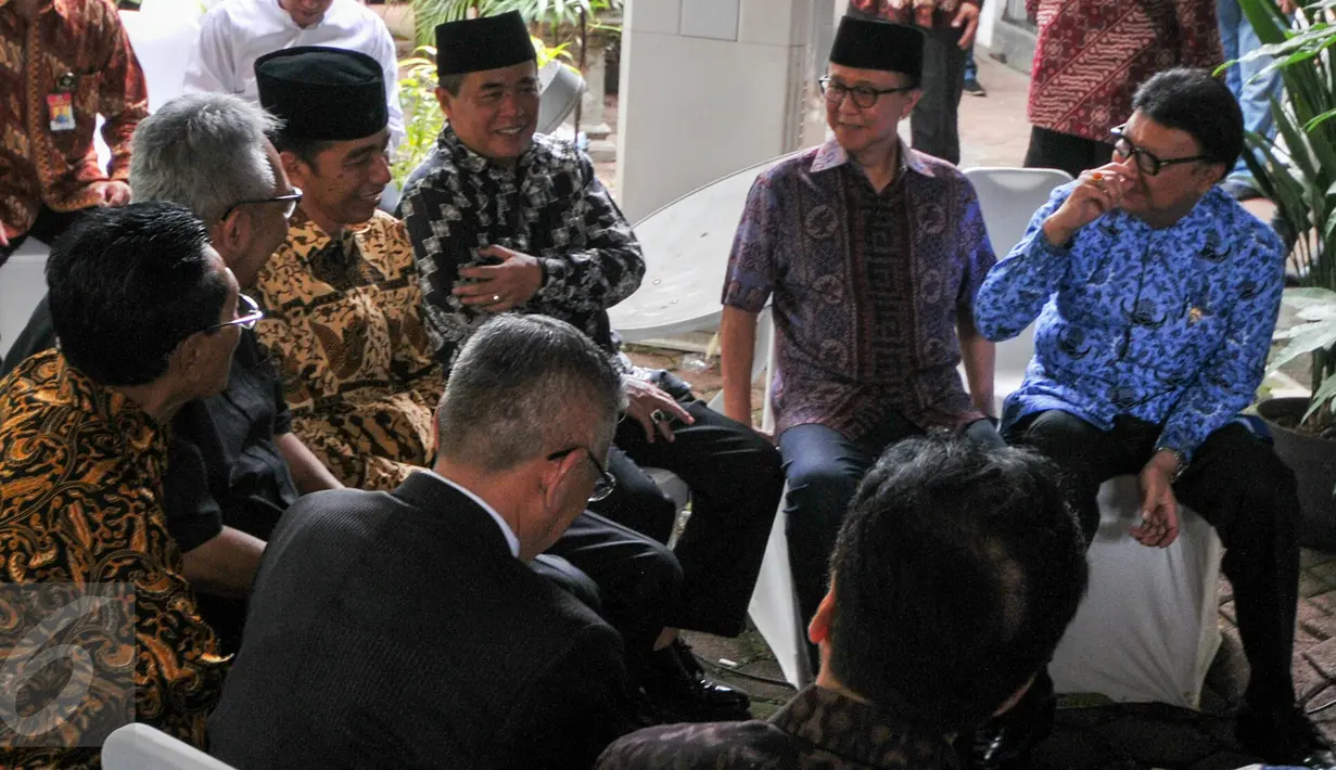 Presiden Jokowi tampak hadir melayat jenazah Suhardiman di rumah duka, Cipete, Cilandak, Jakarta, Senin (14/12/2015). Almarhum disemayamkan dengan cara militer di rumah duka di Jalan Kramat Batu, Cipete, Jakarta (Liputan6.com/Yoppy Renato)