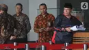 Anggota Badan Pemeriksa Keuangan Rizal Djalil (kanan) usai menjalani pemeriksaan di Gedung KPK, Jakarta, Rabu (9/10/2019). Rizal diperiksa sebagai tersangka terkait kasus dugaan suap proyek pembangunan Sistem Penyediaan Air Minum (SPAM) di Kementerian PUPR. (merdeka.com/Dwi Narwoko)