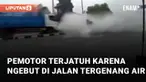 Kejadian tidak terduga dialami oleh pemotor ketika melewati jalan tergenang air dengan ngebut