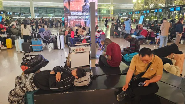 Penumpang Menumpuk di Bandara Soekarnp-Hatta, Pilih Tetap Tinggal untukPantau Penerbangan