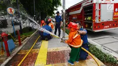 Petugas pemadam kebakaran mengajari anak-anak TK cara memadamkan api di Jakarta, Kamis (21/3). Kegiatan ini bertujuan mengenalkan profesi pemadam kebakaran dan memberi pengetahuan proses pemadaman api kepada anak usia dini. (merdeka.com/Imam Buhori)