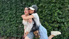 Begini potret kompak Lyodra dan Davina Karamoy yang tampil dengan outfit sama. Memakai busana kasual, keduanya sama-sama mengenakan atasan putih dan bawahan jeans. Seru menikmati jalan-jalan bersama di Negeri Gajah Putih, banyak netizen pun memberikan berbagai tanggapan dalam media sosial Instagram keduanya. (Liputan6.com/IG/@lyodraofficial)