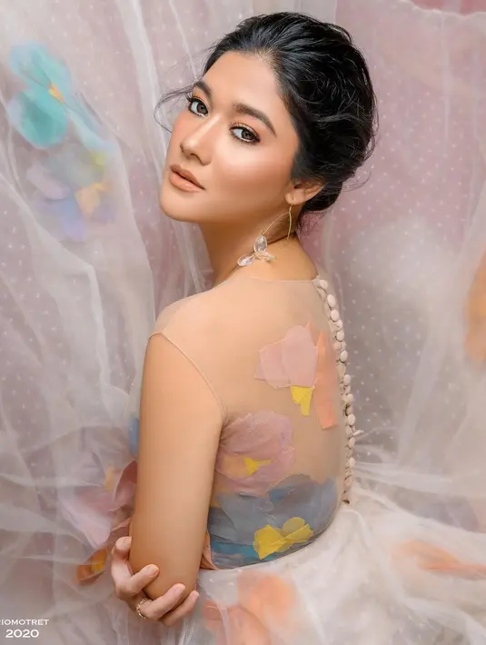 Tampilan glamour look dari Naysilla Mirdad. Rambutnya ditarik ke belakang dengan membiarkan bagian depan tidak terlalu rapi, menghadirkan messy look yang elegan. Foto: Instagram.