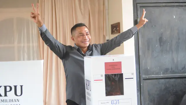 Tampil Percaya Diri, Cagub DKI Jakarta Nomor Urut 2 Dharma Pongrekun Mencoblos di TPS 031 Lebak Bulus