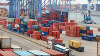 Aktivitas bongkar muat peti kemas di Pelabuhan Tanjung Priok, Jakarta, Kamis (17/2/2022). Surplus neraca perdagangan Indonesia pada Januari 2022 menurun dibandingkan surplus pada Desember 2021 sebesar USD 1,02 miliar. (Liputan6.com/Herman Zakharia)