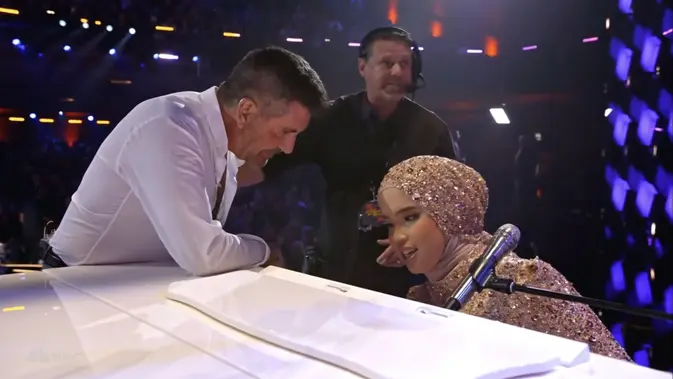 Simon Cowell sempat bisikan suatu hal ke Putri Ariani di panggung sebelum tampil untuk semifinal America's Got Talent 2023. Ternyata, ini yang diucapkan Simon Cowell ke Putri Ariani. (Foto: Tangkapan Layar YouTube AGT Global)