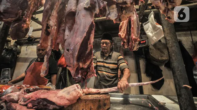 FOTO: Penjualan Daging Sapi di Pasar Senen Merosot Akibat Virus PMK