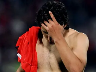 Argentine footballer Sergio Aguero leaves the field in dejection after losing to Chile by 1-0 in their FIFA World Cup South Africa-2010 qualifier football match at the National stadium in Santiago October 15, 2008. AFP PHOTO / Claudio SANTANA 