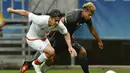 Pemain Meksiko, Jose Abella (kiri), berebut bola dengan pemain Jerman, Serge Gnabry, pada laga perdana Grup C Olimpiade Rio 2016 di Arena Fonte Nova, Jumat (5/8/2016) dini hari WIB. (AFP/Nelson Almeida)