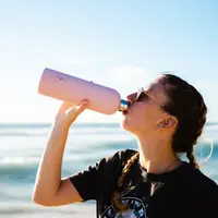 Ilustrasi Mengonsumsi Air Mineral Credit: unsplash.com/Dylan