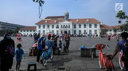 Wisatawan menikmati suasana kawasan Kota Tua, Jakarta, Sabtu (8/6/2019). Selama libur lebaran 2019, sejak 7 Juni kemarin hingga beberapa hari kedepan, jam berkunjung ke berbagai museum di kawasan wisata sejarah Kota Tua diperpanjang hingga pukul 20.00 WIB. (Liputan6.com/Faizal Fanani)