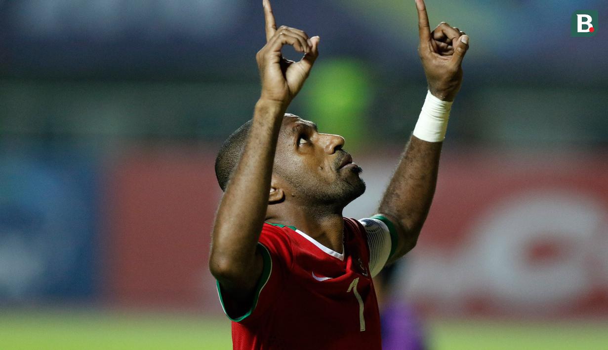 Boaz Solossa. Striker yang telah pensiun dari Timnas Indonesia pada 2018 ini mampu mencetak 1 gol saat melawan Malaysia di Piala AFF 2004. Gol tersebut dicetaknya di leg kedua babak semifinal (3/1/2005) dengan skor akhir 4-1 untuk kemenangan Timnas Indonesia. (Bola.com/Peksi Cahyo)