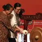 Menteri Keuangan, Sri Mulyani dan Menteri Pemberdayaan Perempuan dan Perlindungan Anak, Yohana Yembise memberikan keynote speech dalam acara Voyage to Indonesia’s Seminar on Women’s Participation for Economic Inclusiveness di Surabaya, Kamis (2/8/2018).