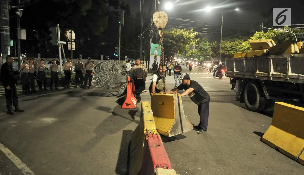 Petugas Dishub DKI dibantu polisi memasang pembatas beton dan kawat berduri di perempatan Jalan Imam Bonjol, Jakarta Pusat, Senin (20/5/2019). Menjelang pengumuman hasil Pemilu 2019 puluhan personel gabungan Polisi dan Brimob juga telah bersiaga di sekitar kantor KPU. (merdeka.com/Iqbal S Nugroho)