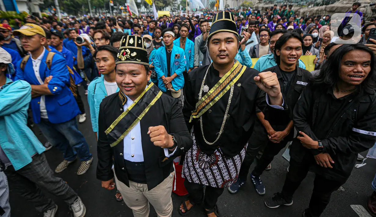 Beberapa mahasiswa tampil dengan pakaian adat sebagai simbolisasi dinasti politik. (Liputan6.com/Faizal Fanani)