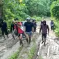 Rekaman video menunjukkan perjuangan sejumlah warga di Desa Way Hayu, Kecamatan Bengkunat, Kabupaten Pesisir Barat, Lampung melintasi jalan berlumpur untuk menuju Puskesmas terdekat.