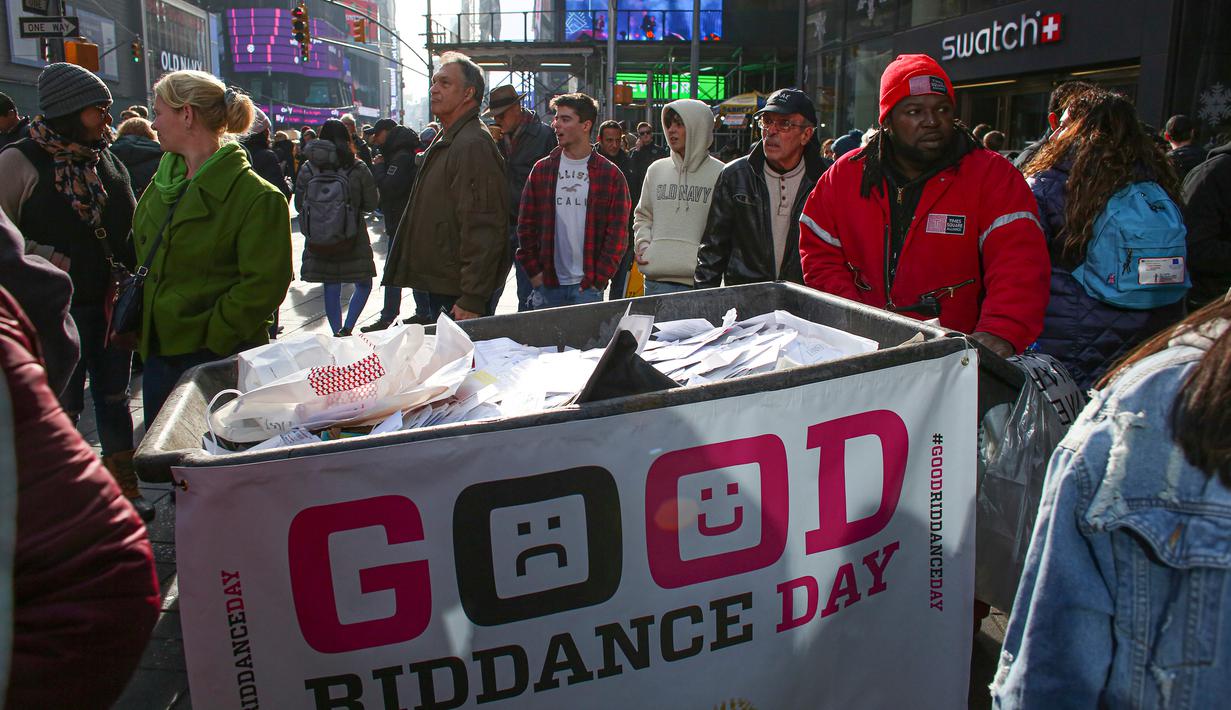 Tempat sampah yang penuh kertas berisi kenangan pahit selama kegiatan Good Riddance Day ke-13 tahunan di Times Square, New York, 28 Desember 2019. Kegiatan menjelang tahun baru tersebut menjadi tradisi untuk menghapus kenangan buruk selama satu tahun. (Kena Betancur / AFP)