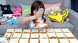 Awalnya Yuka Kinoshita hanya memakan rotinya begitu saja, tapi selanjutnya Youtuber asal Jepang tersebut mulai menambahkan mentega, selai, keju, madu dan juga mayonaise ke dalam roti tawar yang dimakannya. (dailymail.co.uk)