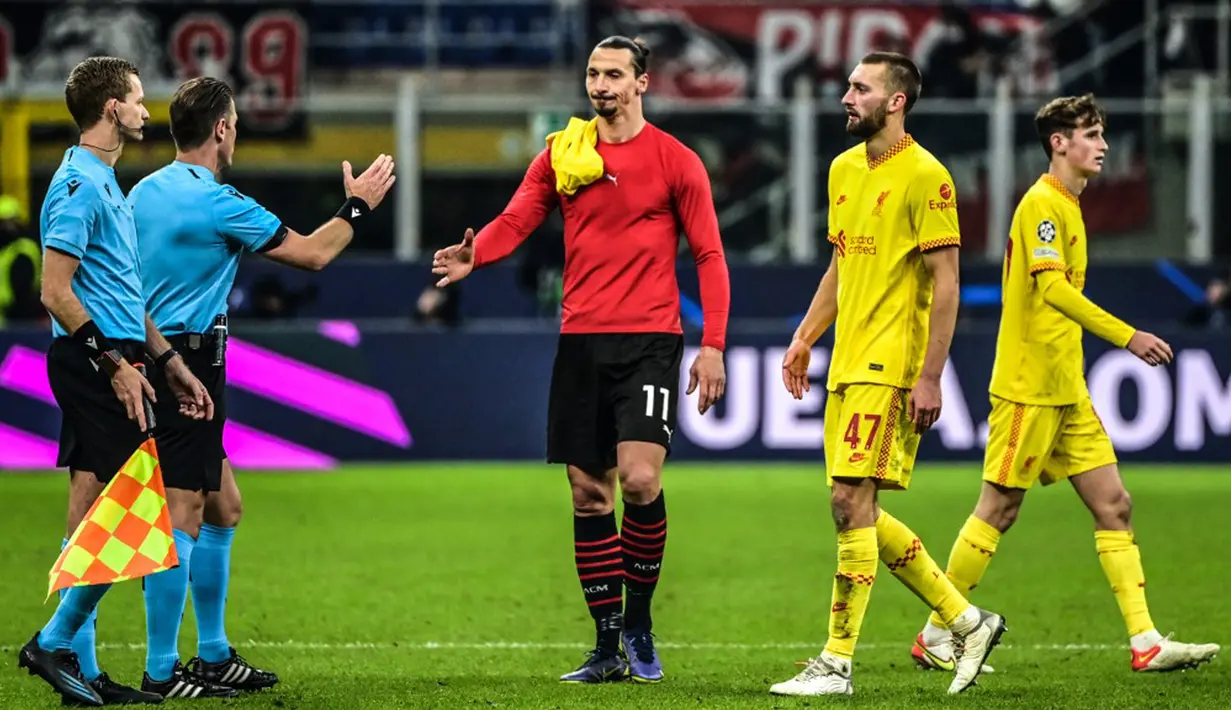 Pemain AC Milan Zlatan Ibrahimovic (tengah) berjabat tangan dengan wasit Danny Makkelie (kedua kiri) usai melawan Liverpool pada pertandingan sepak bola Grup B Liga Champions di Stadion San Siro, Milan, Italia, 7 Desember 2021. Liverpool menang 2-1. (MIGUEL MEDINA/AFP)