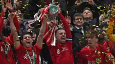 Sejak pertama kali digulirkan pada musim 1960/1961, Piala Liga Inggris yang beberapa kali berganti nama mengikuti label sponsor sebagai penyelenggara telah menghasilkan 23 klub sebagai juara. Tercatat beberapa klub menjadi pengoleksi terbanyak ajang yang sejak 2017/2018 dikenal dengan Carabao Cup karena disponsori oleh produk minuman Carabao Energy Drink. Berikut daftar 5 klub dengan raihan trofi Piala Liga Inggris terbanyak sepanjang sejarah. (AFP/Glyn Kirk)