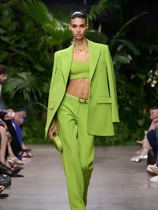 Adapun suit dengan warna hijau yang menyala dipadukan inner bralate. Michael Kors