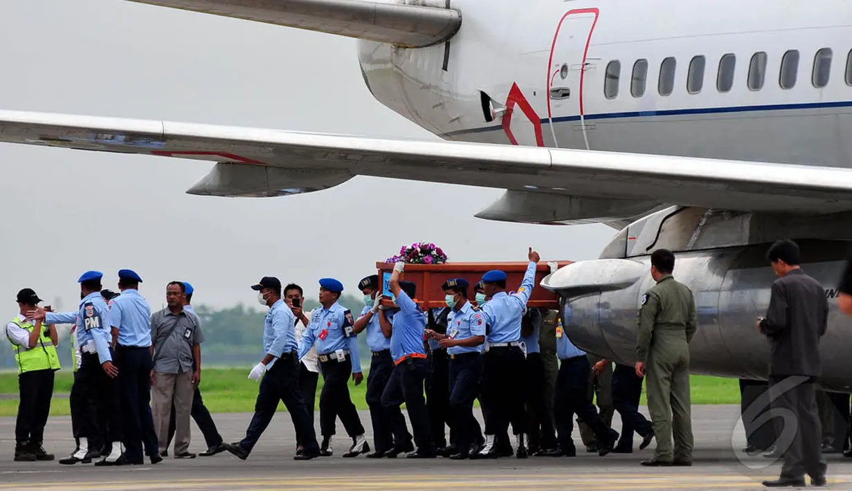 Dua jenazah korban pesawat AirAsia QZ8501 tiba di Lanud TNI AL Juanda, Surabaya, Jatim, Rabu (31/12). (Liputan6.com/Johan Tallo)
