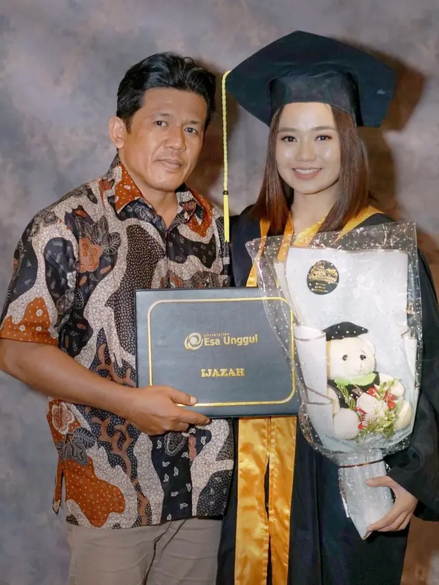 7 Momen Aulia DA Wisuda, Bahagia Bisa Lulus Kuliah Setelah Berjuang 4 Tahun