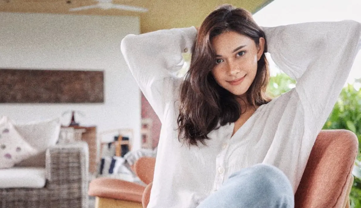 Nana Mirdad juga sering memadukan busana blouse ataupun kemeja putih polosnya dengan celana jeans. Gaya Nana ini pun membuatnya terlihat bak ABG. (Liputan6.com/IG/@nanamirdad_)