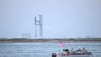 Orang-orang menunggu di atas kapal untuk menyaksikan peluncuran roket SpaceX Starship dari South Padre Island, Texas pada 17 April 2023. (AFP/Patrick T. Fallon)