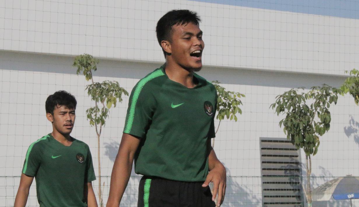 Pemain Timnas Indonesia U-22, Rachmat Irianto, tertawa saat latihan di Lapangan AUPP, Phnom Penh, Selasa (19/2). Latihan ini persiapan jelang laga Piala AFF U-22 melawan Malaysia. (Bola.com/Zulfirdaus Harahap)